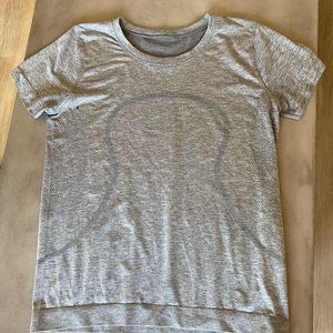 Women’s Lululemon short sleeve tech shirt. Size 8. Excellent condition.